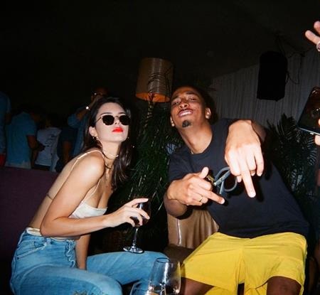 Điểm danh các sao đang “xả hơi” hết cỡ dịp năm mới - 11 Kendall Jenner vui vẻ tiệc tùng cùng bạn bè…