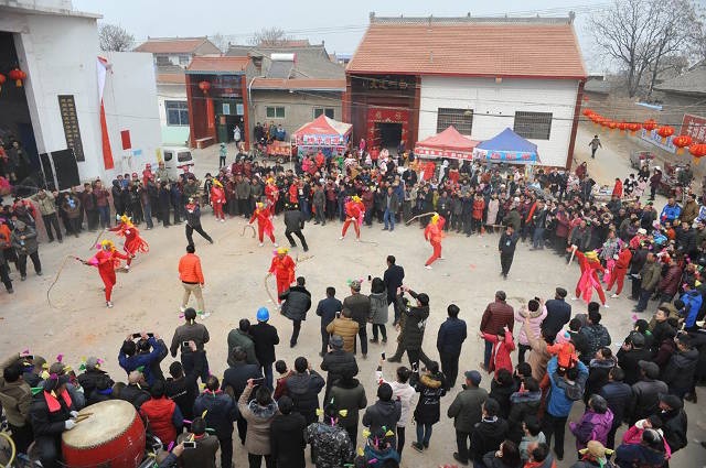 Trung Quốc: Chọc thủng má để lấy may đầu năm - 4 Trung Quốc: Chọc thủng má để lấy may đầu năm - 4
