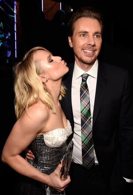 Chiêm ngưỡng những khoảnh khắc tình yêu ngọt lịm của các sao - 11 Kristen Bell tạo dáng “chu mỏ” hết sức đáng yêu với ông xã Dax Shepard