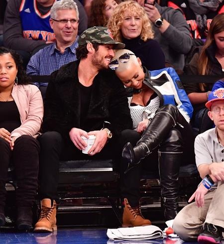 Sao và những giây phút yêu thương ngọt ngào khó quên - 11 Amber Rose vui vẻ cùng bạn trai Valentin Chmerkovskiy đi xem một trận đấu bóng rổ