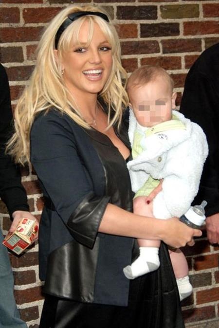 Nhìn lại hành trình “lột xác” ấn tượng của Britney Spears - 11 Làm một “bà mẹ bỉm sữa” quyến rũ và đầy phong cách như Britney Spears là điều mà chị em phụ nữ nào cũng mơ ước