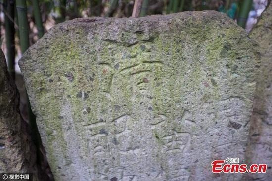 Trung Quốc: Dân dùng bia mộ cổ trăm năm để xây nhà - 4 Những bức ảnh cho thấy chữ Trung Quốc được khắc trên nhiều tấm bia mộ cổ.