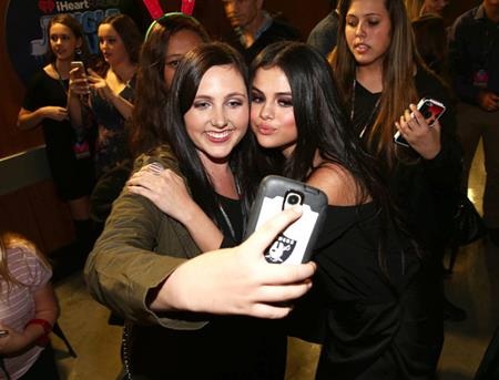 Selena Gomez được fans khen vì chịu khó chụp hình giao lưu - 11 Bạn gái của Justin Bieber lúc nào cũng gắn bó, gần gũi với người hâm mộ