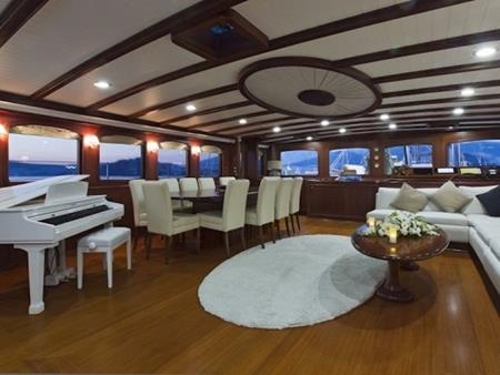 Cận cảnh siêu du thuyền hơn 200 tỉ đồng của điệp viên 007 - 11 Một cây dương cầm trắng cũng được bố trí để phục vụ du khách