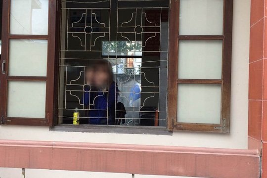 Bi hài hành động bất thường, kỳ dị của những kẻ "ngáo đá" - 4 Tại trụ sở công an, Vũ Lệ H vẫn còn biểu hiện ngáo đá. Nguồn: Người Lao Động
