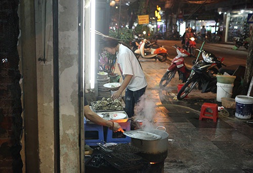 Dọc các tuyến phố cổ trung tâm Hà Nội, cứ vài chục mét lại có một nhà kinh doanh, đun nấu trên vỉa hè nhất là vào buổi tối