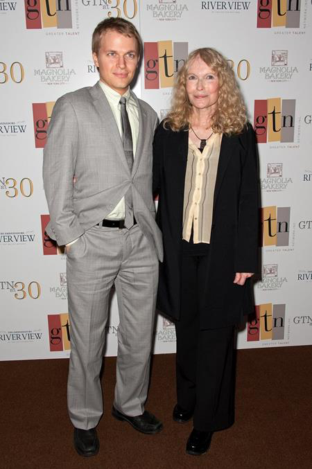 Những khoảnh khắc mẫu tử hạnh phúc của “sao” Hollywood - 11 Mia Farrow có tới 14 người con và một trong những người nổi tiếng nhất chính là nhà báo Ronan Farrow