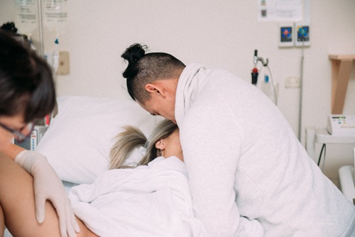 
Sự hiện diện của chồng tiếp thêm sức mạnh cho Emmy
