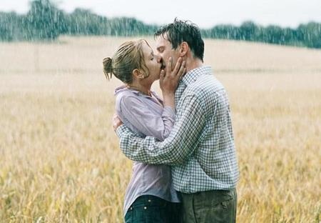 Hồi tham gia bộ phim “Match Point (2005), hai ngôi sao Scarlett Johansson và Jonathan Rhys-Meyers đã hết sức nhập tâm trong một cảnh hôn lãng mạn dưới mưa