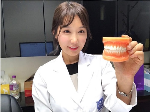 Nữ bác sỹ U50 khiến mày râu chao đảo vì quá trẻ đẹp - 4
Cô là bác sĩ nha khoa tại Hàn
