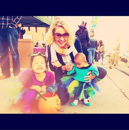 Loạt sao nhí đua nhau “doạ ma” fans hâm mộ trong ngày Halloween - 11 Ba mẹ con Katherine Heigl đã trông rực rỡ sắc màu như thế này để chuẩn bị “quậy tung” Park City, Utah hồi lễ hội Halloween 2012.
