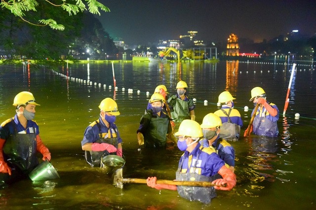 Gần 200 công nhân trắng đêm nạo vét hồ Hoàn Kiếm - 3 Gần 200 công nhân trắng đêm nạo vét hồ Hoàn Kiếm - 3