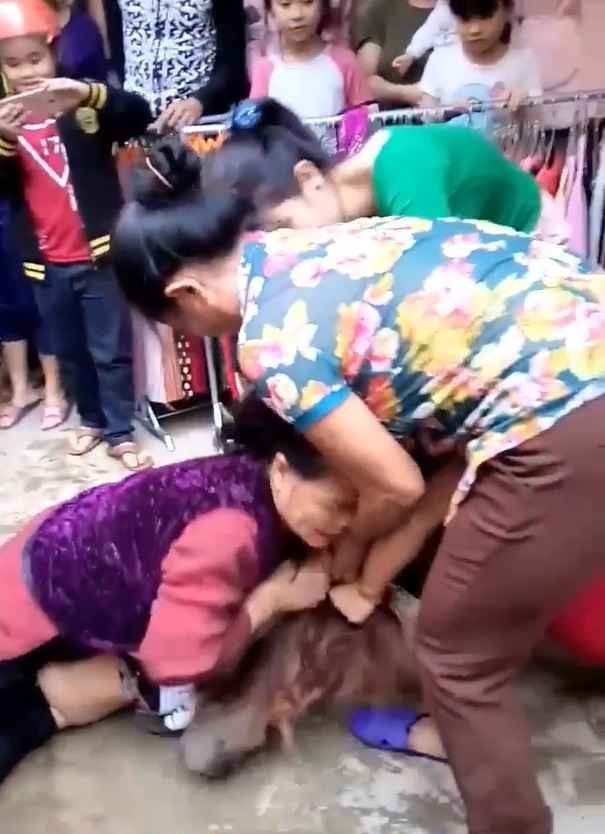 Bức xúc và thương con dâu bị phản bội, bà mẹ chồng U70 này đã không ngần ngại ra tay đánh ghen hộ con dâu (Ảnh cắt từ clip)