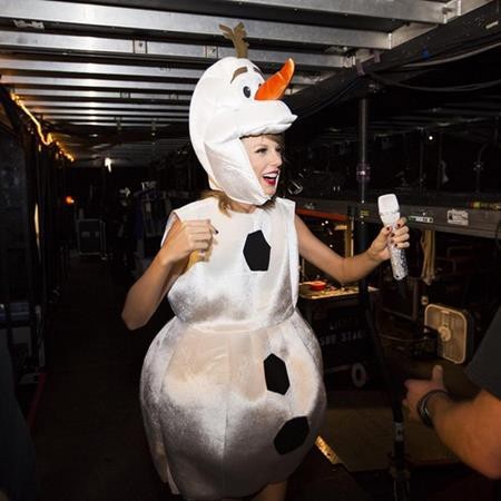 Nhìn lại những kì nghỉ Giáng sinh an lành nhất của các sao - 11 Một mình Taylor Swift cũng vẫn biết cách tạo trò vui khi hóa thân thành người tuyết Olaf.