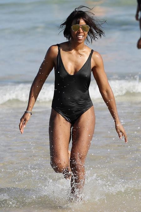 Cùng nhìn lại những màn khoe thân nóng bỏng nhất năm 2017 - 11 Kelly Rowland vui vẻ nô đùa dưới làn nước mát và dĩ nhiên, lớp áo tắm dính nước đã bó sát da thịt giúp cô nàng khoe trọn vẹn thân hình sexy