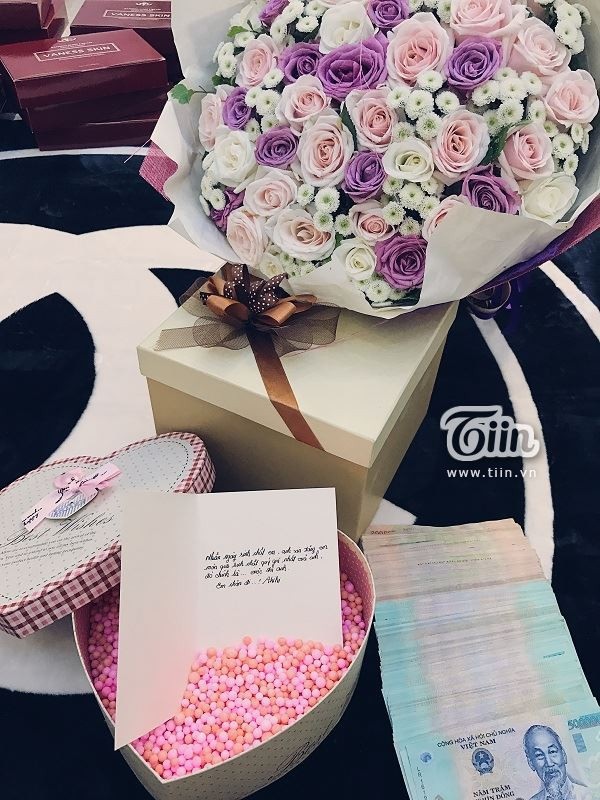 “Chồng nhà người ta” tặng quà gì mà khiến chị em phát hờn như vậy? - 4 Người chồng tặng vợ món quà là 80 triệu đồng trong chiếc hộp hình trái tim. Ảnh: I.T