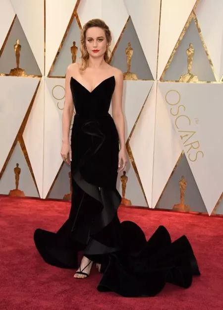 Đơn giản nhưng tinh tế, cổ điển nhưng cuốn hút, chiếc váy đen mà Brie Larson mặc tại thảm đỏ Oscars 2017 cũng rất xứng đáng được vinh danh.