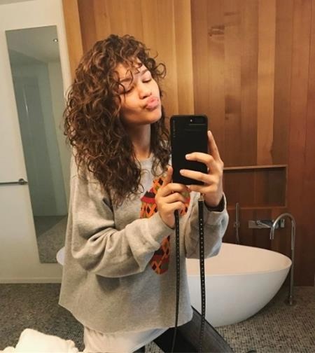 Ra Tết, cùng “quẩy” tưng bừng với các sao thế giới - 12 Nữ diễn viên 9x Zendaya vui vẻ chụp ảnh tự sướng trong nhà tắm
