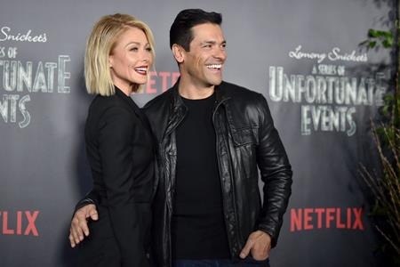 Chiêm ngưỡng những khoảnh khắc tình yêu ngọt lịm của các sao - 12 Sau 20 năm gắn bó, Kelly Ripa và Mark Consuelos vẫn mãi yêu thương gắn bó như phút ban đầu