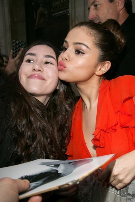 Selena Gomez được fans khen vì chịu khó chụp hình giao lưu - 12 Nữ ca sĩ không ngần ngại trao cho fan hâm mộ một nụ hôn gió đầy tình cảm