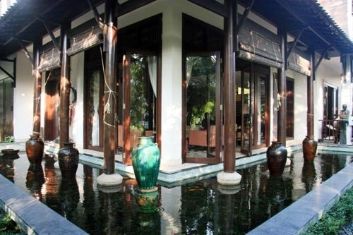 Đọ nhà siêu đẹp của hai hoa hậu giàu nhất Việt Nam - 13 Không gian sống của Hà Kiều Anh rộng 500m2, tọa lạc ở khu biệt thự quận 2, TP.HCM.