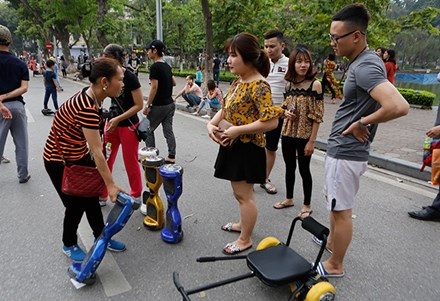 Kiếm tiền triệu mỗi ngày nhờ cho thuê ô tô điện - 13 Dịch vụ cho thuê xe cân bằng cũng được khá nhiều các thanh niên thuê