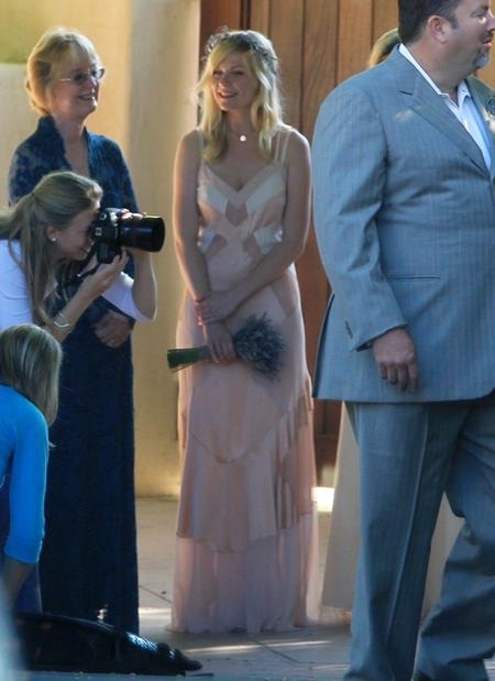 Sao và những lần mặc váy phù dâu tuyệt đẹp - 12 Kirsten Dunst là một cô phù dâu vô cùng xinh đẹp trong đám cưới của người bạn gái Molly hồi năm 2012