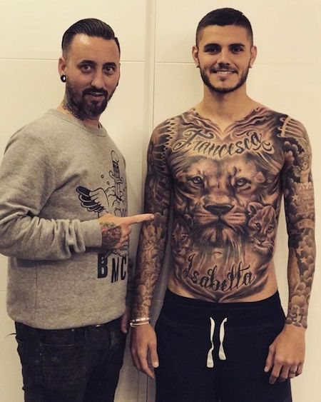 Mauro Icardi gần đây đã đi xăm hình chúa sơn lâm trên phần thân trước của cơ thể và vì mật độ xăm hình quá dày đặc nên hình xăm này đã khiến cho chàng cầu thủ điển trai trông giống như đang mặc thêm một chiếc áo nữa lên người