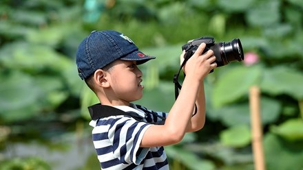 Chủ hồ sen mở dịch vụ thuê áo yếm, trang điểm thu bộn tiền - 13
Những tay máy nhí cũng háo hức không kém các chú thợ ảnh gạo cội bởi sự hấp dẫn của sen đầu mùa.