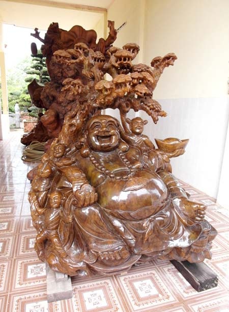 
Là một Phật tử nên xung quanh dinh thự của đại gia Trầm Bê có rất nhiều tượng Di Lặc bằng gỗ nguyên khối.

