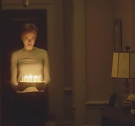 Những chuyện tình lệch tuổi “khó nuốt” trên màn bạc - 12 Nicole Kidman từng gây sốc khi góp mặt trong tác phẩm “Birth” (2004). Trong phim, Nicole Kidman đã phải đối mặt với “kiếp sau” của chồng mình, trong hình hài một cậu bé chỉ mới 10 tuổi đầu. Và Cameron Bright, “chồng” của Kidman thực ra còn nhỏ hơn nữ diễn viên này tới 26 tuổi.