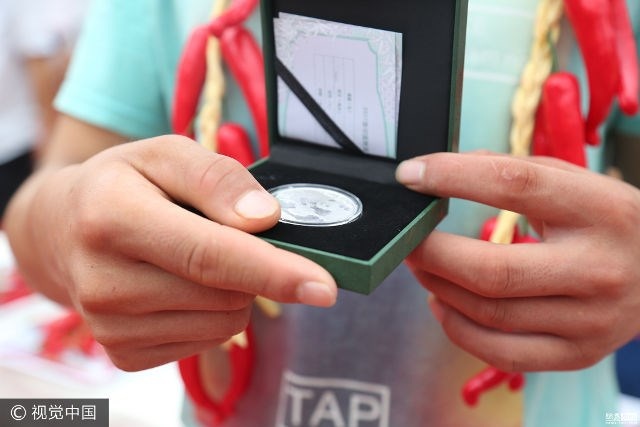 Cay xé lưỡi với cuộc thi ăn ớt kỳ quặc ở Trung Quốc - 13
Người chiến thắng được gọi là Vua ớt.