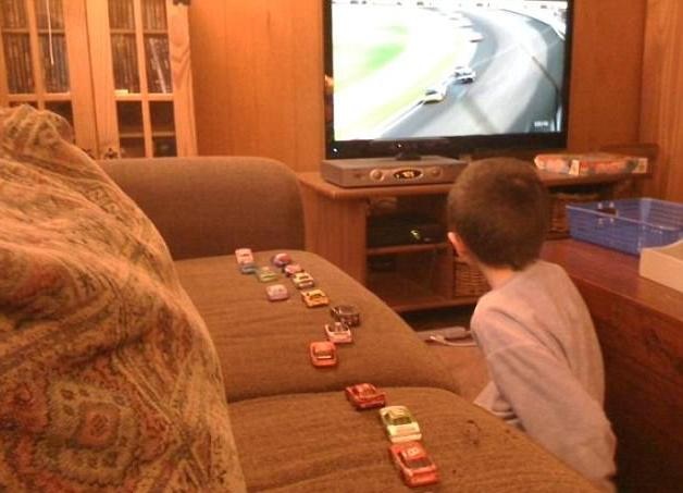 Những trò sáng tạo bá đạo của bé - 12 Cậu bé xếp xe dựa vào vị trí trong cuộc đua Nascar