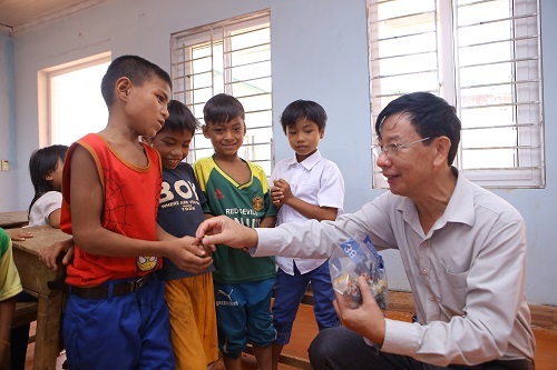 Khánh thành công trình 10 phòng học cho trẻ em nghèo Quảng Trị - 12 Khánh thành công trình 10 phòng học cho trẻ em nghèo Quảng Trị - 12