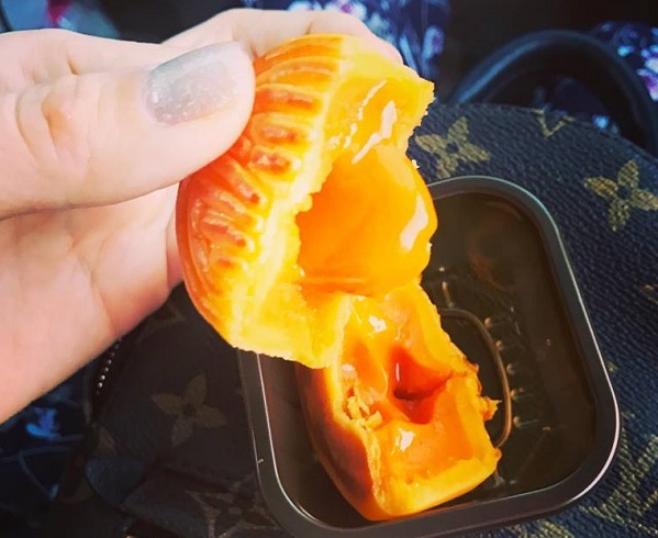 Bánh trung thu độc lạ: Con mê tít, mẹ không tiếc tiền - 12
Bánh trung thu lava trứng chảy tràn, giá 950.000 đồng/hộp (ảnh: Khuc Ngoc Anh)