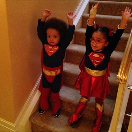 Loạt sao nhí đua nhau “doạ ma” fans hâm mộ trong ngày Halloween - 12 Cặp sinh đôi Moroccan và Monroe của hai bố mẹ Nick Cannon và Mariah Carey đã cùng hoá thành Siêu Nhân để mang tới “Một ngày lễ Halloween siêu hạnh phúc!!!”.