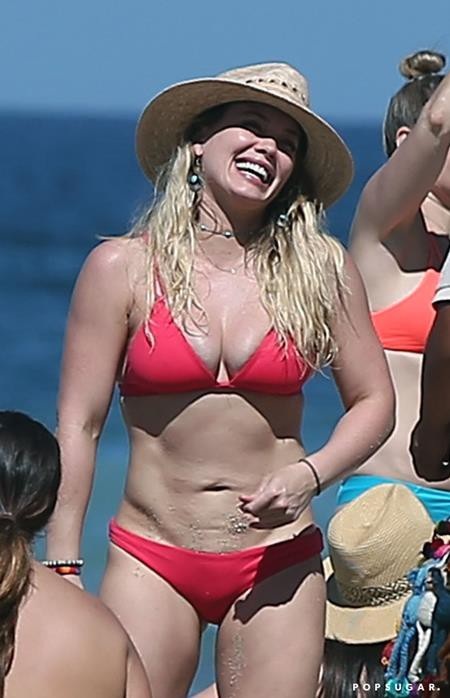 Sao và những màn diện bikini hở bạo trong năm qua - 12 Hilary Duff cười thả ga khi cùng bạn bè mở đại tiệc bikini