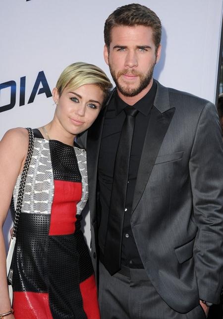 "Sao" và những cuộc tình thăng hoa trong năm qua - 13 Sau khi chia tay vào năm 2013, Miley Cyrus và Liam Hemsworth đã quyết định tái hợp với nhau từ đầu năm 2016. Kể từ ngày “gương vỡ lại lành”, tình cảm của cặp sao còn thắm thiết hơn xưa và Liam thậm chí đã dành tặng cô bạn gái nổi tiếng một chiếc nhẫn đính hôn tuyệt đẹp. Và sang năm 2017, nhiều khả năng các fan hâm mộ sẽ sớm ngày được chứng kiến hôn lễ trong mơ của hai thần tượng.