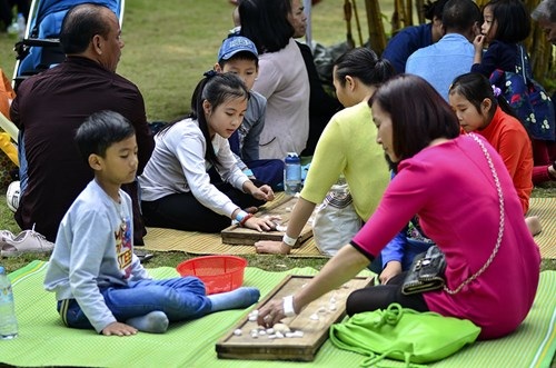 Các điểm vui chơi ở Thủ đô đông nghịt khách 3 ngày Tết - 14 Các trò chơi dân gian như nhảy sạp, ô ăn quan, đi thăng bằng, đánh đu,... khá hấp dẫn.