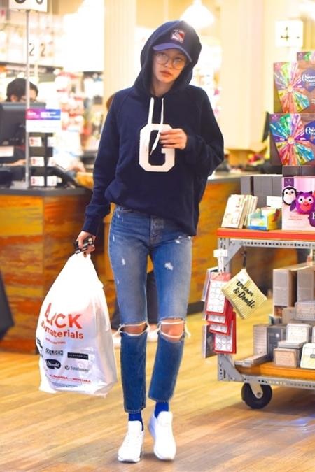 Điểm danh các sao đang “xả hơi” hết cỡ dịp năm mới - 13 Thiên thần nội y Gigi Hadid cũng giản dị đi mua sắm như bao người