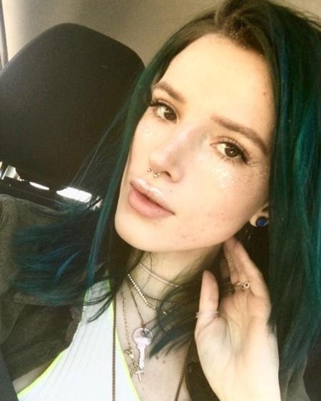 Ra Tết, cùng “quẩy” tưng bừng với các sao thế giới - 13 Bella Thorne cũng vui vẻ khoe hình tự sướng đẹp long lanh