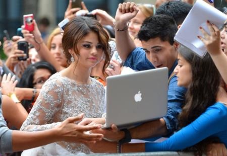 Selena Gomez được fans khen vì chịu khó chụp hình giao lưu - 13 Và cuối cùng, Selena Gomez không chỉ “tự sướng” bằng điện thoại di động, nữ ca sĩ còn sẵn sàng dùng tới camera của máy tính xách tay để có được bức hình hoàn hảo nhất