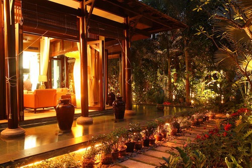 Đọ nhà siêu đẹp của hai hoa hậu giàu nhất Việt Nam - 14 Một số chuyên gia nhà đất ước tính tổng trị giá căn biệt thự này khoảng 400 tỉ đồng song Hà Kiều Anh đã phủ nhận thông tin này.
