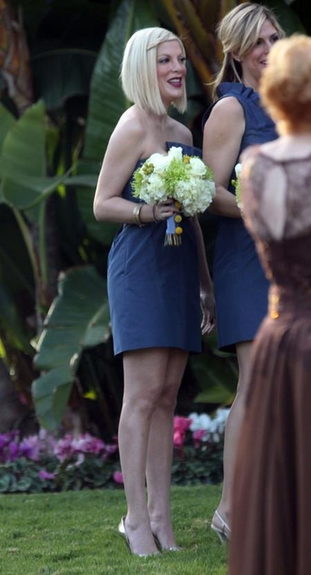 Những cô phù dâu nổi tiếng của Hollywood - 13 Tori Spelling vô cùng háo hức và vui vẻ khi được cầm hoa cưới trong hôn lễ bạn thân hồi năm 2011