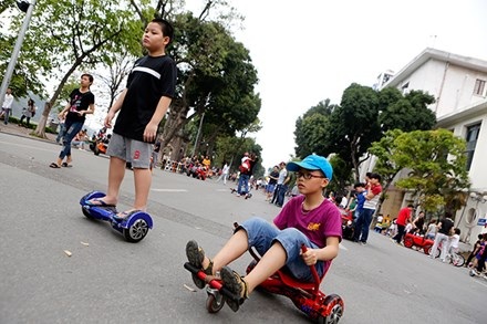 Kiếm tiền triệu mỗi ngày nhờ cho thuê ô tô điện - 14 Xe cân bằng được tự chế thêm 1 bánh xe trước và có tay cầm điều khiển chạy với tốc độ cao cũng có thể gây nguy hiểm cho người khác.
