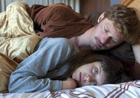 Những chuyện tình lệch tuổi “khó nuốt” trên màn bạc - 13 Trong “The diary of a teenage girl” (2015), Bel Powley đã hóa thân xuất sắc thành một cô nữ sinh bị ám ảnh bởi sự trong trắng của mình và bắt đầu hẹn hò với bạn trai của mẹ do Alexander Skarsgård thủ vai. Khoảng cách tuổi tác của đôi tình nhân màn ảnh này là khá chênh lệch vì Skarsgård lớn hơn Powley tới 16 tuổi.