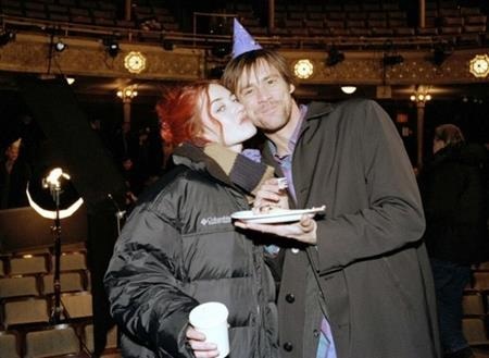 Ảnh hậu trường cực “độc” của các bộ phim kinh điển - 13 Kate Winslet và Jim Carrey đã mang đến một câu chuyện tình yêu đầy lãng mạn, hài hước mà vẫn hết sức sâu sắc trong bộ phim “Eternal sunshine of the spotless mind” (2004)