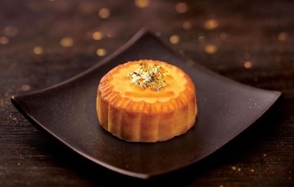 Bánh trung thu độc lạ: Con mê tít, mẹ không tiếc tiền - 13
Bánh trung thu dát vàng xách tay Hồng Kông với lớp vàng phủ bên trên