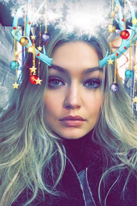 Nhìn lại những kì nghỉ Giáng sinh an lành nhất của các sao - 13 Gigi Hadid thì tự thầm nhủ với lòng mình rằng: “Em yêu à, ngoài kia lạnh lắm”.