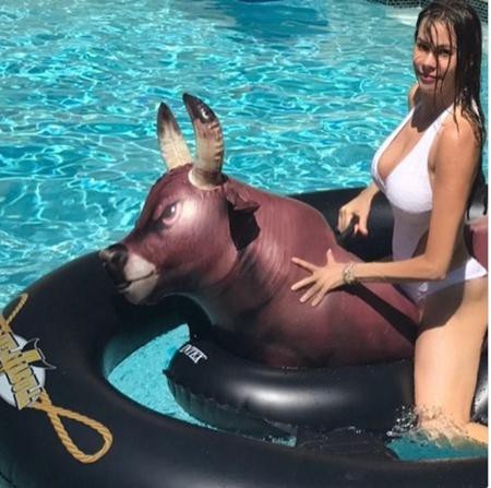 Cùng nhìn lại những màn khoe thân nóng bỏng nhất năm 2017 - 13 Ngồi phao mà cũng quyến rũ được như Sofia Vergara thì quả thực rất đáng ngưỡng mộ